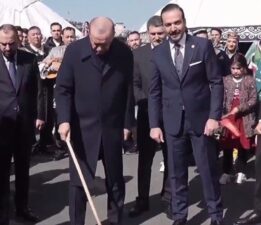 Erdoğan, Nevruz ateşini yakıp üzerinden atladı