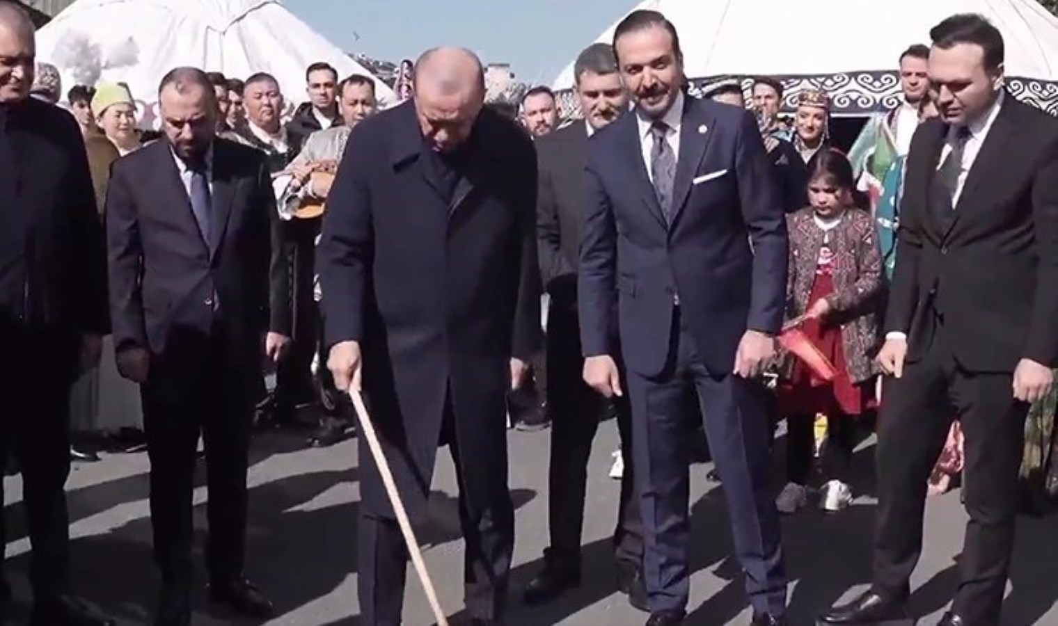 Erdoğan, Nevruz ateşini yakıp üzerinden atladı