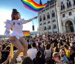 Macaristan’da LGBT yürüyüşleri yasaklandı