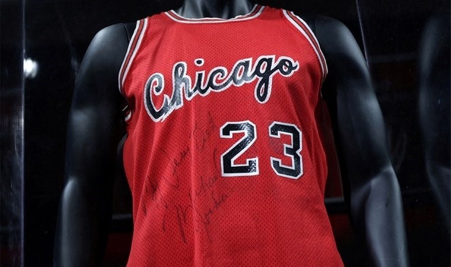 NBA tarihinde ilk 5’e girdi: Jordan’ın formasına servet!
