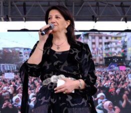 Pervin Buldan: Demokratik siyasetin yolunu açmak, bir ilin belediye başkanlarını görevden almakla, kayyum atamakla olmaz