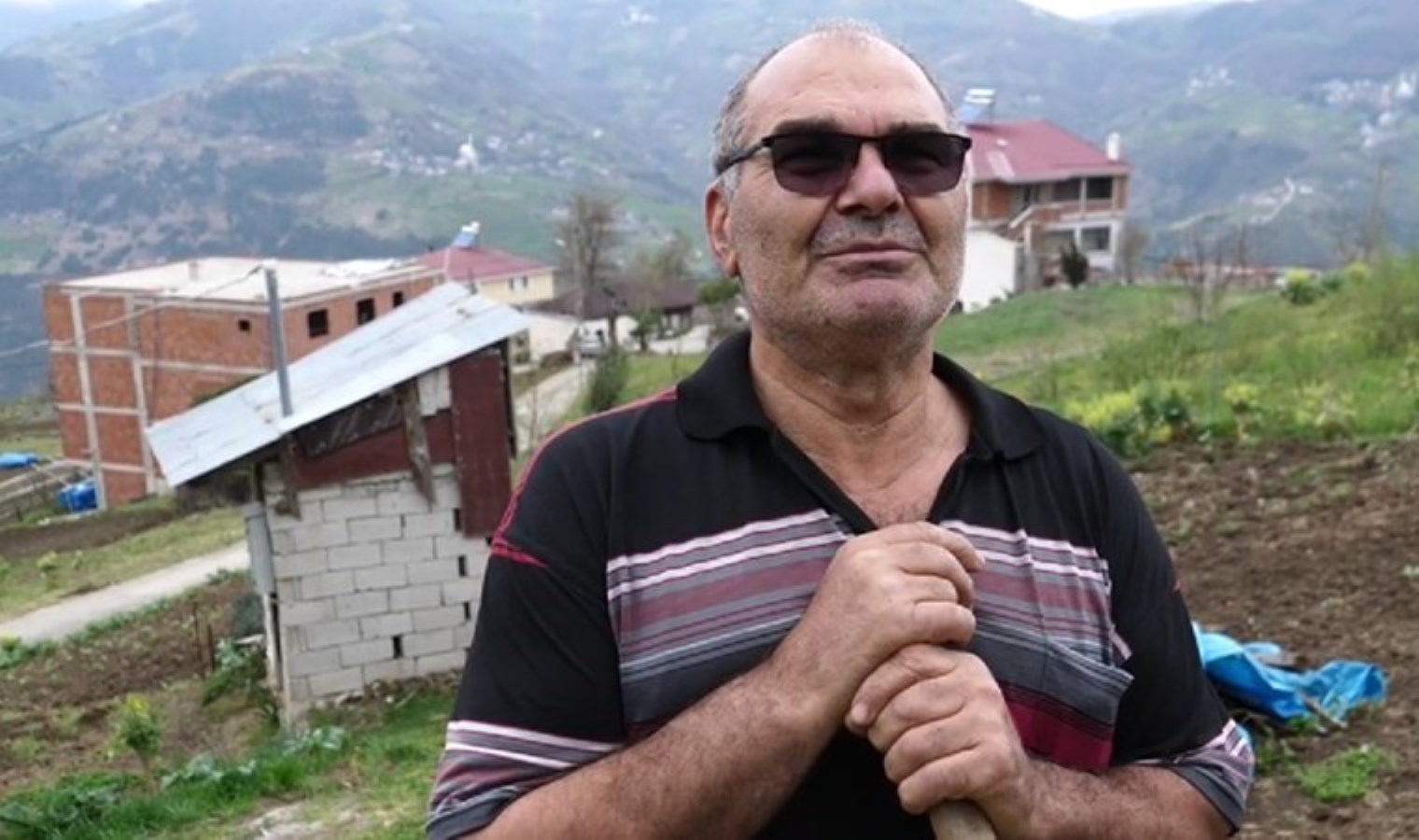 Trabzon’da İmamoğlu’na turp veren yurttaş konuştu: ‘Onların da eline sandığı vereceğiz’