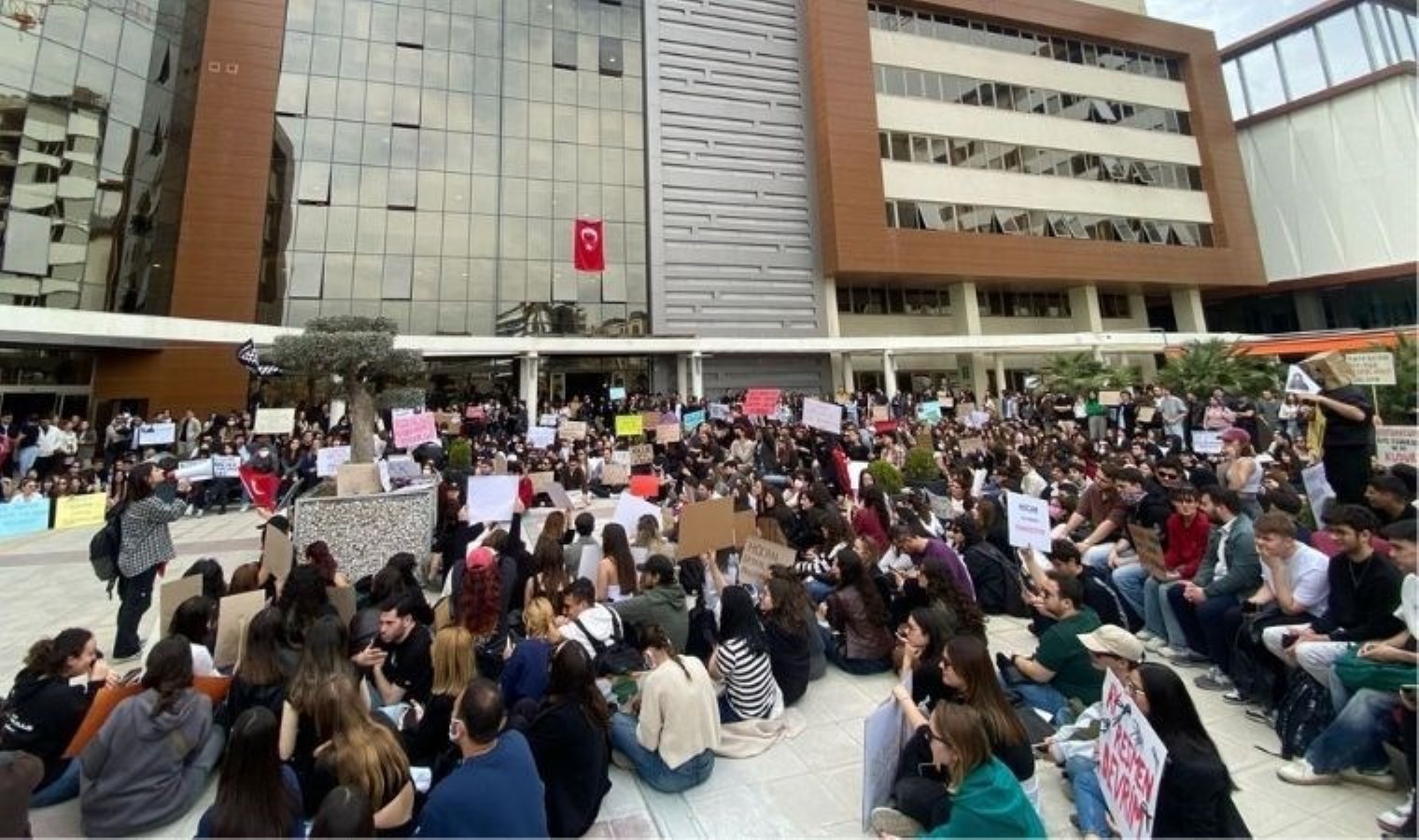 Yaşar Üniversitesi öğrencilerinden İmamoğlu eylemi