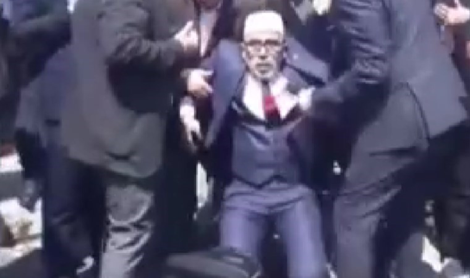 Alparslan Türkeş’i anmasında dua eden imam bayıldı