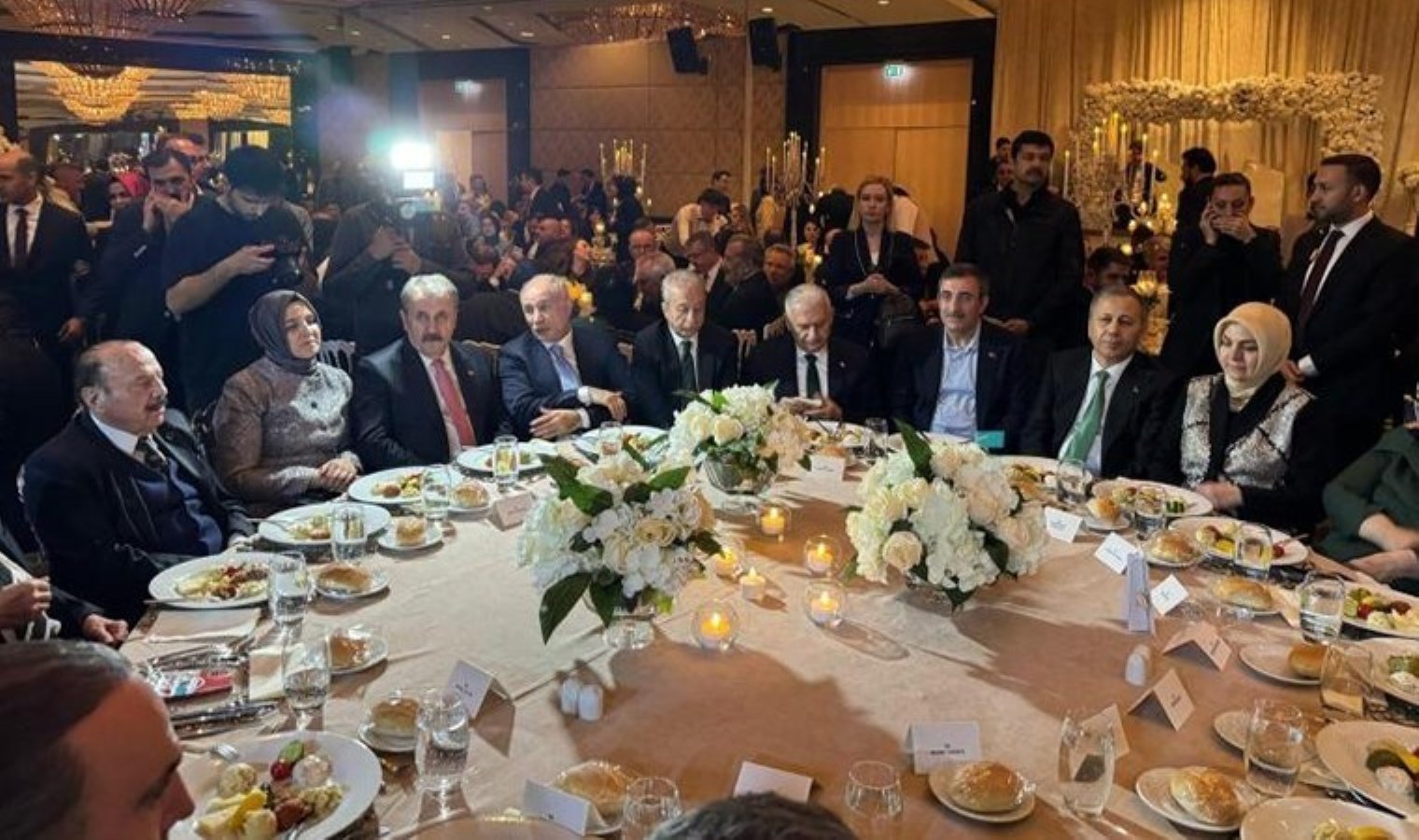 Ankara bu düğünü konuştu: Çok sayıda siyasetçi katıldı, yollar kilitlendi!