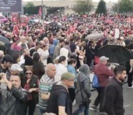 Ankara Valiliği ‘yasak’ koymuştu: Ankara’da yurttaşlar barikatları aştı, Anıtkabir’e yürüyor!
