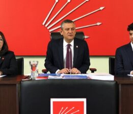 ‘Her şey çok güzel olacak’ sloganının mimarı Berkay Gezgin, ilk kez CHP PM toplantısına katıldı