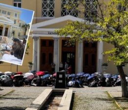 İzmir Atatürk Lisesi öğrencilerinden şemsiyeli eylem