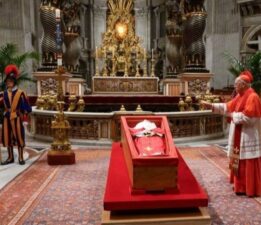 Katolik Kilisesi lider arayışında: Papa seçimi için tarih verildi