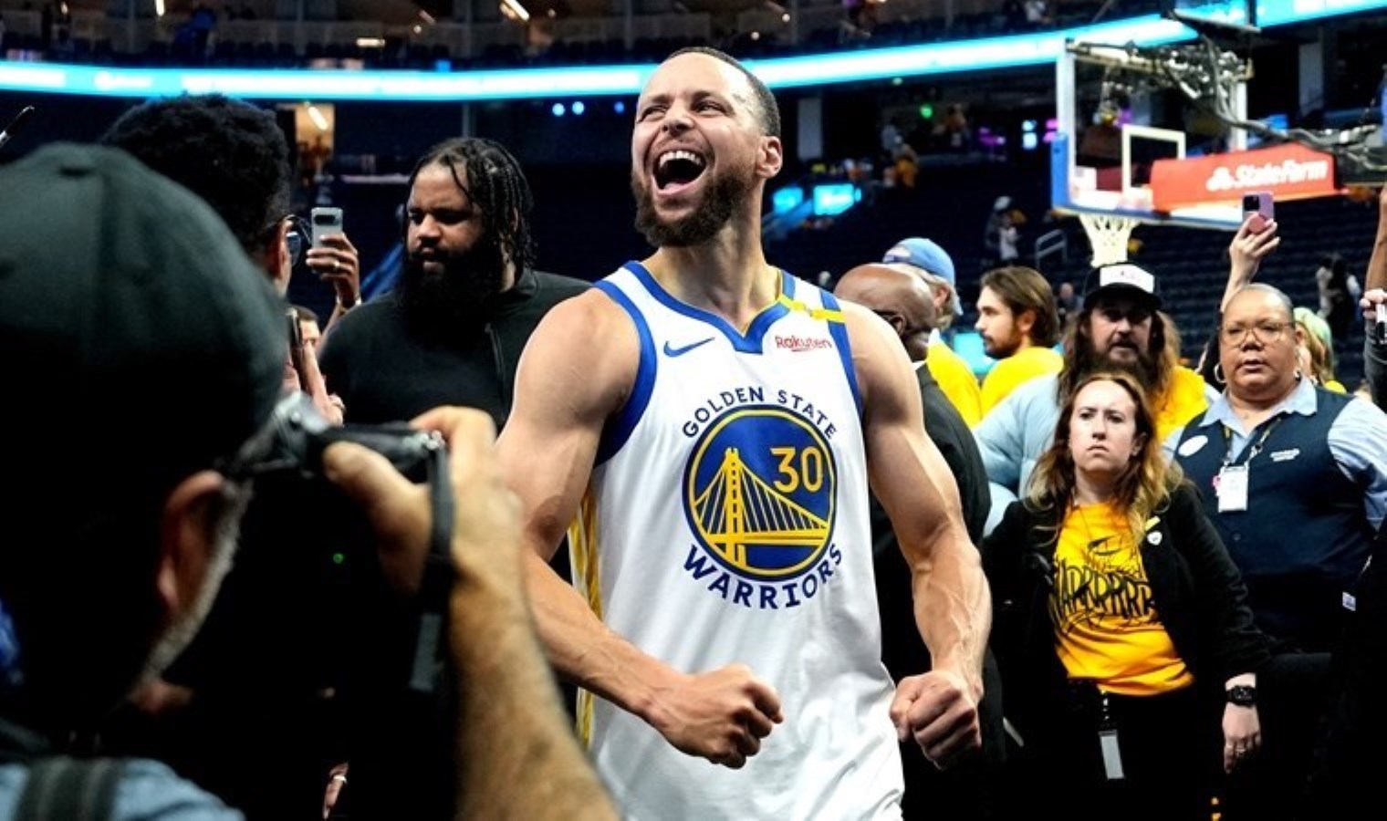 NBA’de Twyman-Stokes Yılın Takım Arkadaşı Ödülü Stephen Curry’nin!