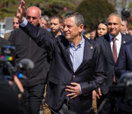 Özgür Özel, Saraçhane’de bayramlaştı: ‘Erdoğan, artık bir cunta başkanıdır!’