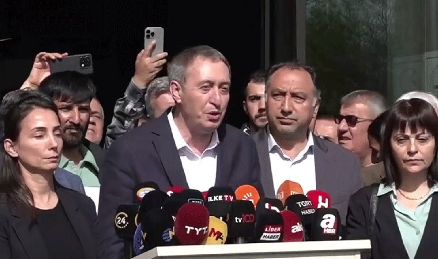 Tuncer Bakırhan, Sırrı Süreyya Önder’in tedavi gördüğü hastane önünde konuştu: ‘Kimsenin tereddüttü olmasın’
