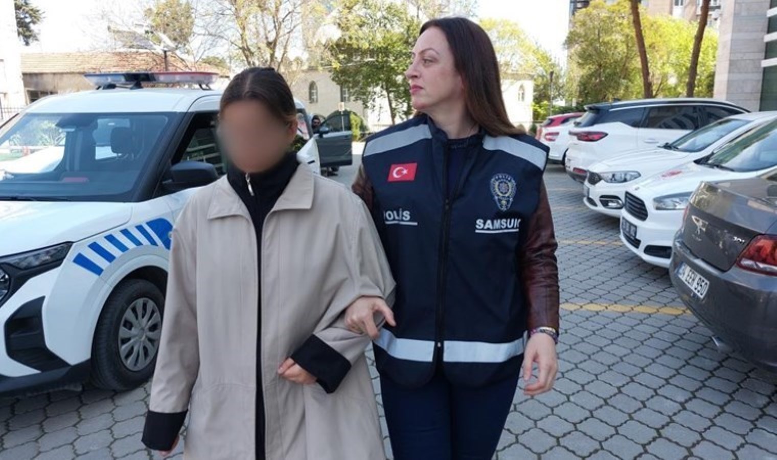 Üniversite öğrencisi, AVM’deki mağazadan mont çaldığı iddiasıyla gözaltına alındı