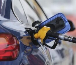 Ünlü ekonomist duyurdu: Benzine yapılacak dev zam iptal edildi!