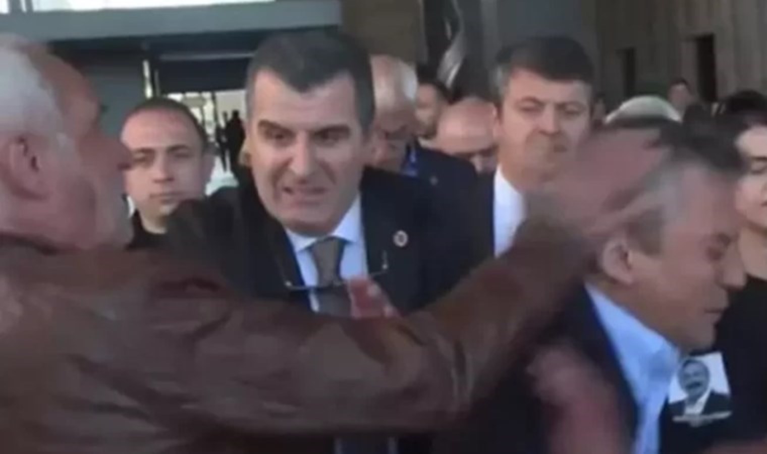 ‘CHP’li değilim diye yardım etmediler’ demişti… CHP’li Çelik açıkladı: ‘Belediye 8 aydır bu caniye yardım ediyor’