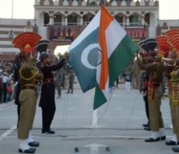 Hindistan ve Pakistan savaşın eşiğinde: Sınırda askeri hazırlığını artırdı