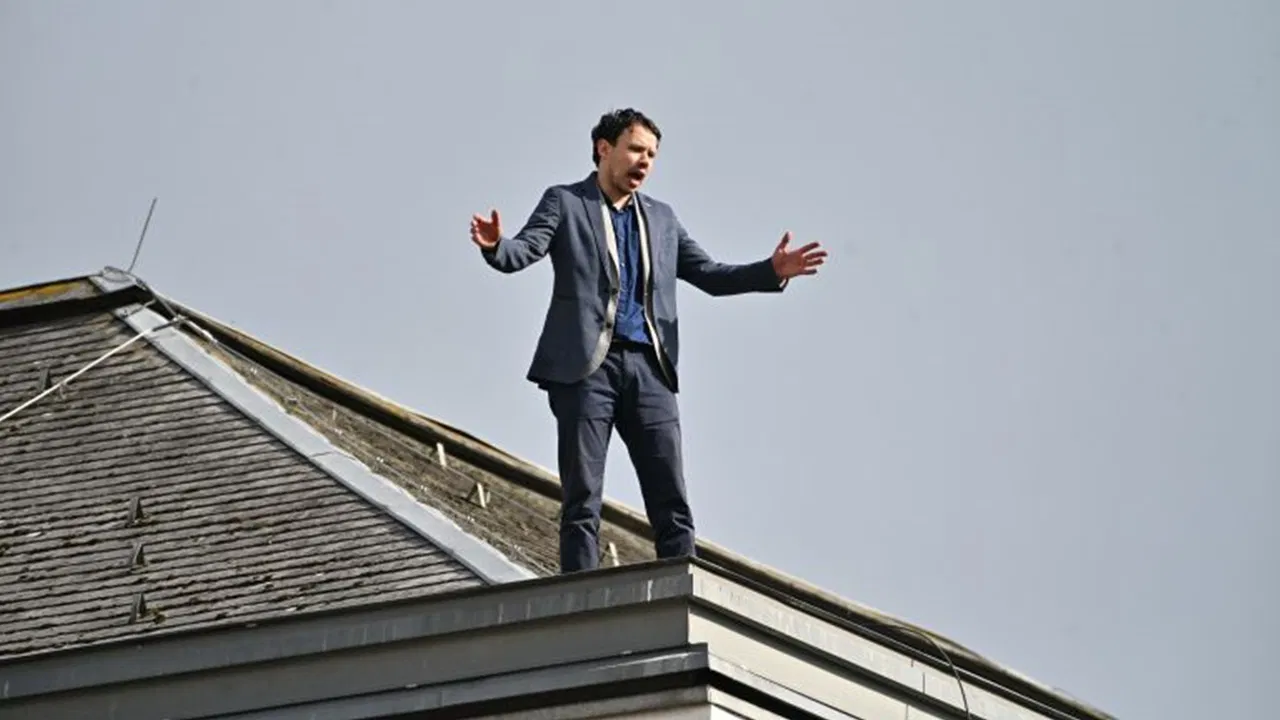 Milletvekili, meclisin çatısına çıktı: “Bir adım daha atarsan atlarım”