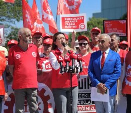 4 bin liralık bayram ikramiyesine karşı emekliler ayakta… DİSK öncülüğünde Cevahir AVM önünde toplandılar: Taleplerini sıraladılar!