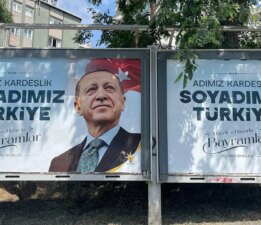 ‘Soyadımız Türkiye’ sloganı Erdoğan’ın afişinde: Sözün sahibi Ahmet Özer cezaevinde!
