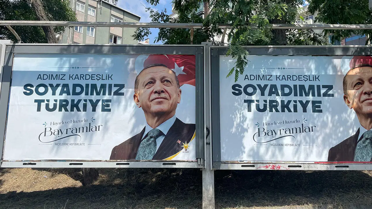 ‘Soyadımız Türkiye’ sloganı Erdoğan’ın afişinde: Sözün sahibi Ahmet Özer cezaevinde!