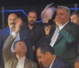 Tepki çeken o anlar kamerada: AKP’li belediye başkanları düğünde tomarla para saçtı